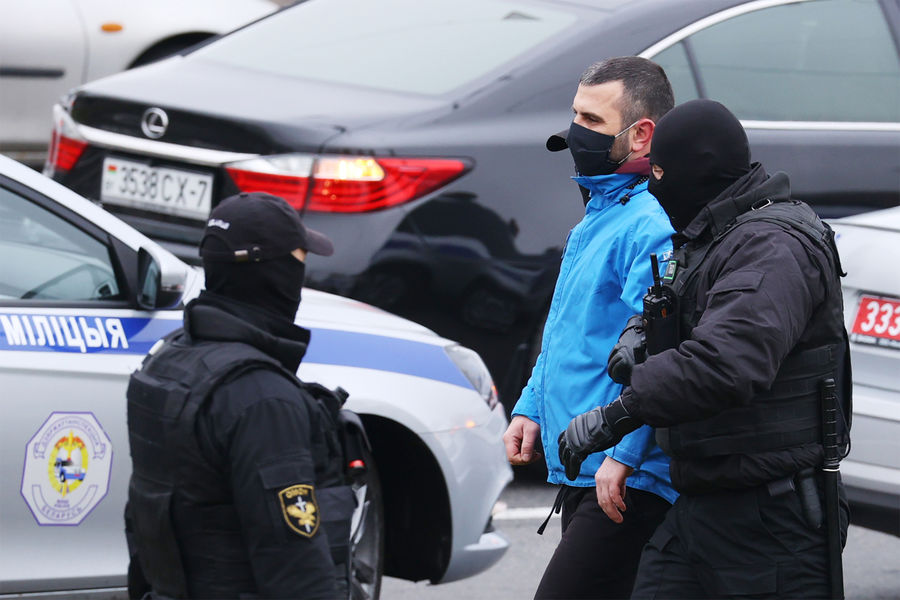 Сотрудники правоохранительных органов задерживают участника акции протеста в Минске, 2020 год