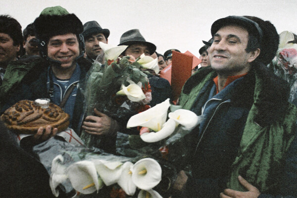 Космонавты Сергей Крикалев (слева) и Валерий Поляков (справа) после приземления космического корабля &laquo;Союз ТМ-7&raquo;, 1989&nbsp;год 