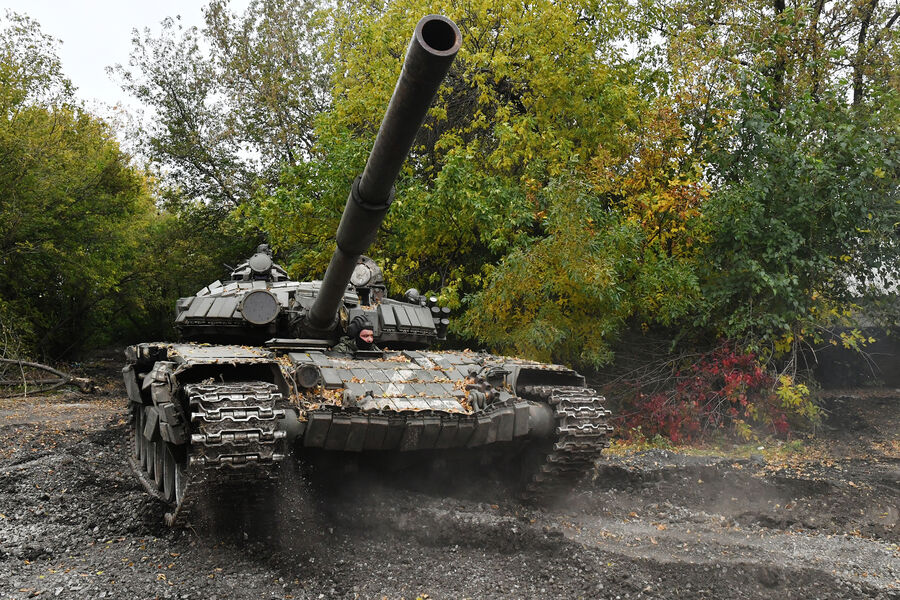Танк Т-72Б3 на месте расположения механизированных войск армии РФ под Донецком