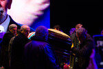 Вынос гроба с телом Вахтанга Кикабидзе из концертного зала филармонии в Тбилиси, 19 января 2023 года