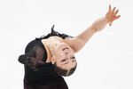 Анна Фролова выступает с короткой программой в соревнованиях среди женщин на чемпионате России по фигурному катанию в Челябинске