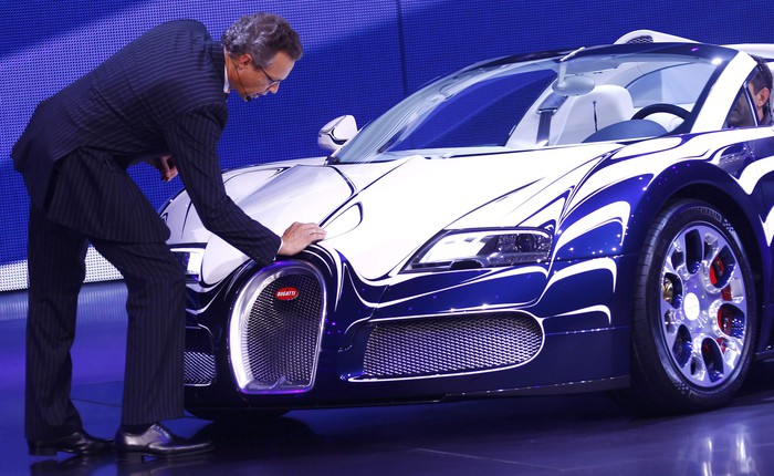 Генеральный директор Bugatti Вольфганг Дюрхаймер представляет новую модель &mdash; Veyron L'Or