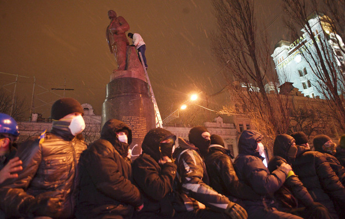 Оппозиционеры у&nbsp;памятника Ленину на&nbsp;Бессарабской площади