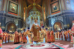 Патриарх Московский и всея Руси Кирилл (в центре) проводит праздничное пасхальное богослужение в храме Христа Спасителя в Москве