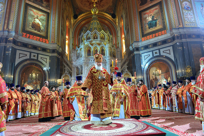 Патриарх Московский и всея Руси Кирилл (в центре) проводит праздничное пасхальное богослужение в&nbsp;храме Христа Спасителя в&nbsp;Москве