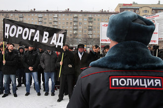 Православные активисты во время акции протеста у Новосибирского государственного театра оперы и балета, где состоялся очередной показ оперы Р. Вагнера «Тангейзер» в постановке режиссера Т. Кулябина