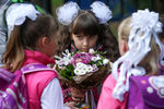Ученицы гимназии №1551 перед торжественной линейкой, посвященной Дню знаний, в Москве