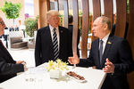 Дональд Трамп и Владимир Путин во время встречи на саммите G20, 7 июля 2017 года