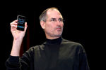 <b>iPhone (2007)</b><br><br>
Наверное, самый культовый продукт Apple, который до сих пор является визитной карточкой компании. Устройство с экраном с диагональю 3,5 дюйма на базе операционной системы iOS навсегда изменило рынок мобильных устройств и продолжает оказывать на него заметное влияние и по сей день. На фото Стив Джобс во время презентации первого «айфона» в 2007 году