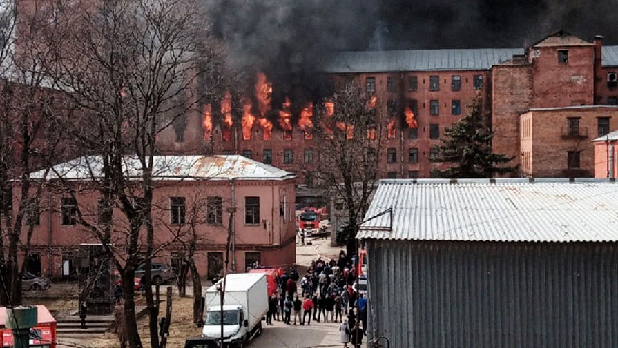 Пожар в здании «Невской мануфактуры» на Октябрьской набережной в Санкт-Петербурге, 12 апреля 2021 года