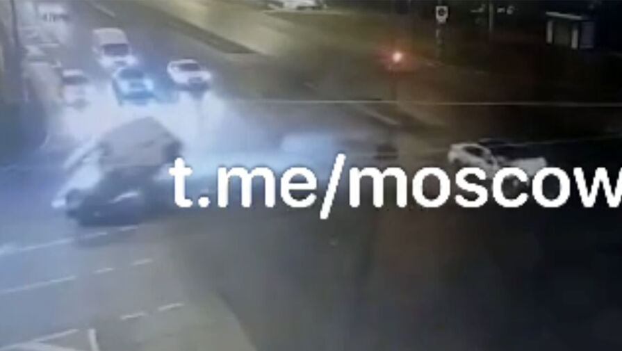 В Москве автомобиль такси врезался в скорую помощь, погиб медик