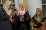 Верующие во время крестного хода у храма Святителя Алексия в Рогожской слободе в Москве, 20 апреля 2025 года
