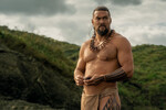 <b>«Вождь войны» (Chief of War) — мини-сериал, созд. Томас Паа Сиббетт и Джейсон Момоа</b>
<br><br>
<b>Где и когда смотреть:</b> с 1 августа на Apple TV+
<br><br>
Историческая драма о Гавайях рубежа XVIII–XIX веков. В центре сюжета — воин Каиана, который возвращается на родину из дальнего путешествия и вступает в борьбу против объединения островов под началом короля Камехамеха I. Главного героя сыграл звезда «Игры престолов» и «Аквамена» Джейсон Момоа, выступивший соавтором сериала.
