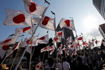 Члены националистического движения Ganbare Nippon на марше в память о погибших во Второй мировой войне в Токио