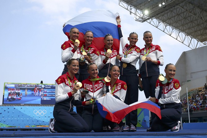 Россия завоевала золото Олимпиады — 2016 в Рио-де-Жанейро в командных соревнованиях по синхронному плаванию, уверенно опередив всех своих конкуренток. Серебро досталось китаянкам, а бронза — японкам.