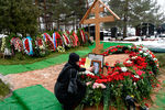 У могилы постоянного представителя РФ при ООН Виталия Чуркина после церемонии похорон на Троекуровском кладбище