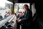 Кандидат в президенты Франции от «Национального фронта» Марин Ле Пен на пассажирском сиденье грузового автомобиля во время посещения коммуны Доль-де-Бретань, 4 мая 2017 года