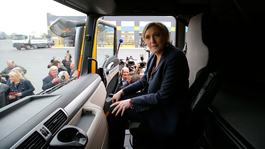 Кандидат в президенты Франции от «Национального фронта» Марин Ле Пен на пассажирском сиденье грузового автомобиля во время посещения коммуны Доль-де-Бретань, 4 мая 2017 года