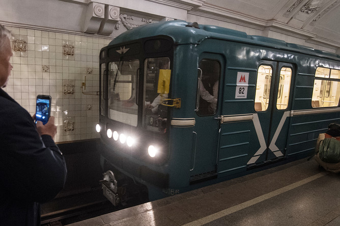 Состав с вагонами 81-717/714 во время парада поездов на Кольцевой линии московского метро, 13 мая 2017 года