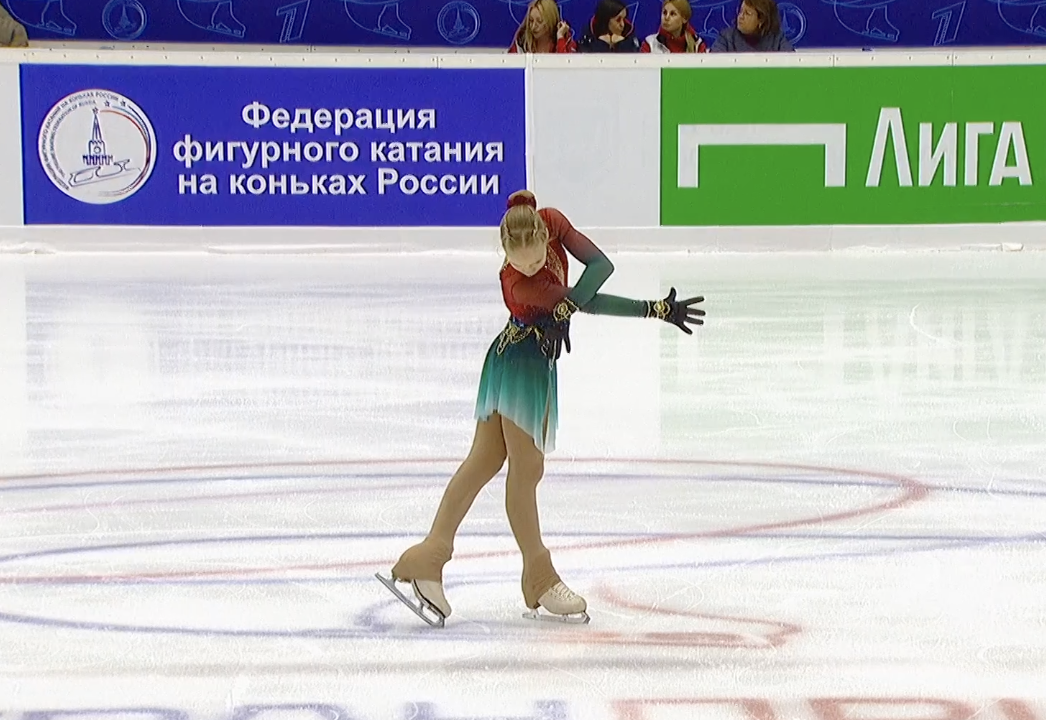 Валиева трижды упала с четверного прыжка и с огромным отрывом победила в Казани