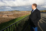 Председатель правительства России Дмитрий Медведев на смотровой площадке на янтарном карьере во время посещения Калининградского янтарного комбината, 23 октября 2018 