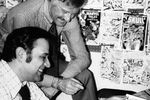 Стэн Ли с художником Джоном Ромита обсуждают обложку комикса про Человека-паука, 1976 год 