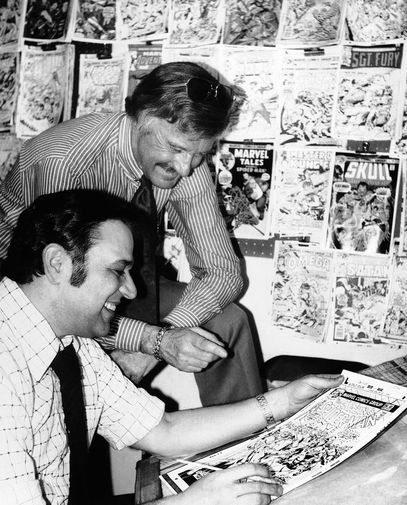 Стэн Ли с&nbsp;художником Джоном Ромита обсуждают обложку комикса про&nbsp;Человека-паука, 1976 год 