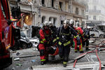 Пожарные на месте взрыва в пекарне на улице Тревизе, Париж, 12 января 2018 года
