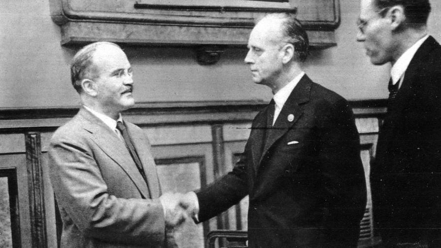 Молотов и Риббентроп после подписания советско-германского договора о дружбе и границе между СССР и Германией. Москва, 28 сентября