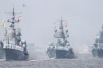 Ракетный катер «Чувашия», малый ракетный корабль «Ливень» и малый противолодочный корабль «Уренгой» (слева направо) во время главного военно-морского парада в честь Дня Военно-Морского Флота России в акватории Кронштадтского рейда, 28 июля 2019 года