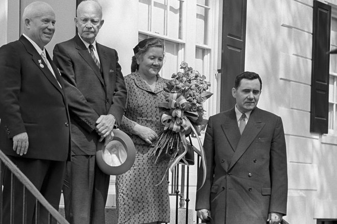 Президент США Дуайт Дэвид Эйзенхауэр (второй слева), первый секретарь ЦК КПСС СССР Никита Сергеевич Хрущев (слева), его супруга Нина Петровна Хрущева и министр иностранных дел СССР Андрей Андреевич Громыко (справа) у резиденции Блэр-хауз, Вашингтон (США), 1959 год