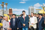 Глава Калмыкии, президент ФИДЕ Кирсан Илюмжинов и шахматисты Владимир Крамник и Веселин Топалов, 2006 год