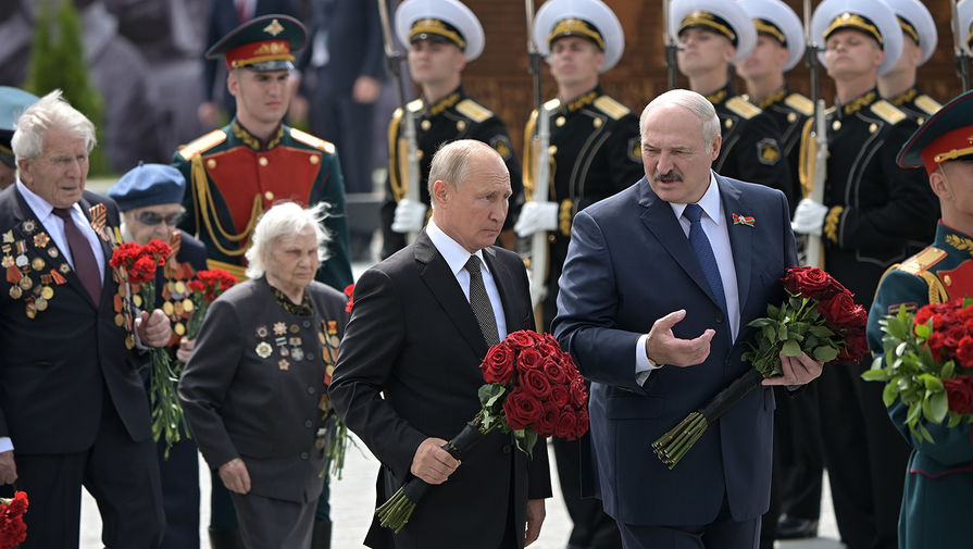 Президент России Владимир Путин и президент Белоруссии Александр Лукашенко во время церемонии возложения цветов к Ржевскому мемориалу Советскому солдату, 30 июня 2020 года