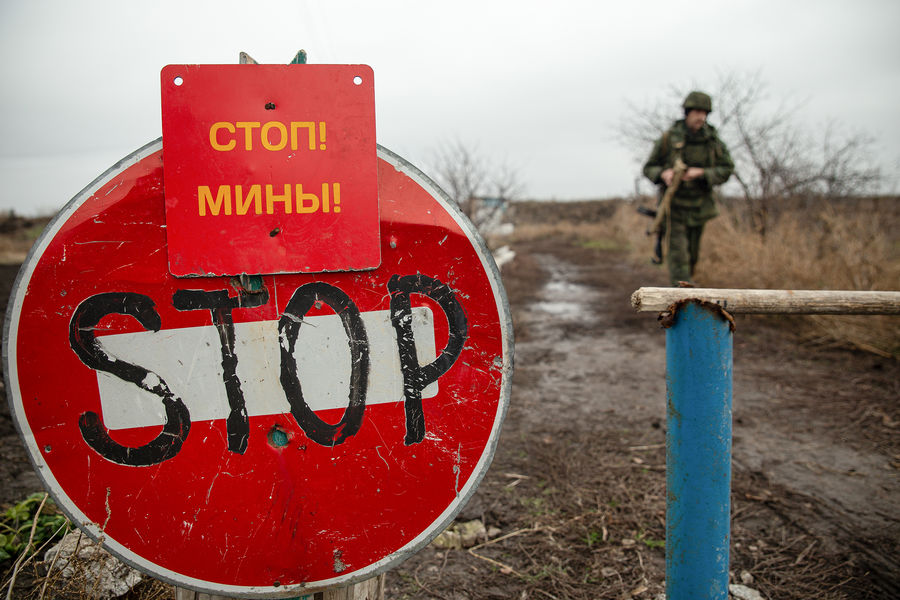 Военнослужащий Народной милиции у&nbsp;знака о&nbsp;минной опасности на&nbsp;позиции Народной милиции ЛНР вблизи Славяносербска