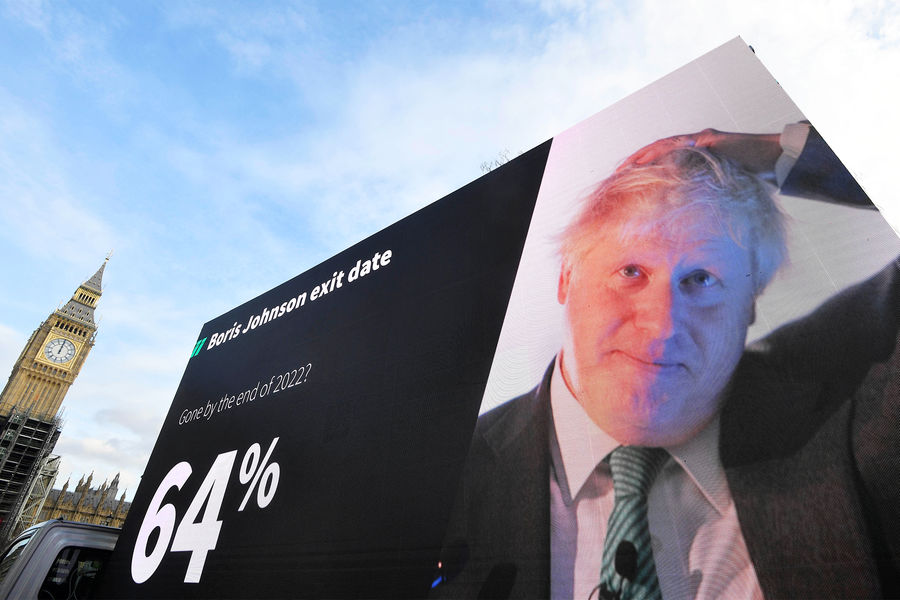 Электронный щит с прогнозом скорого ухода Бориса Джонсона с поста премьер-министра в Лондоне, 2022 год