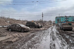 Автомобили, покрытые пеплом, в поселке Ключи - в 47 км от вулкана Шивелуч в Усть-Камчатском районе на Камчатке, 11 апреля 2023 года