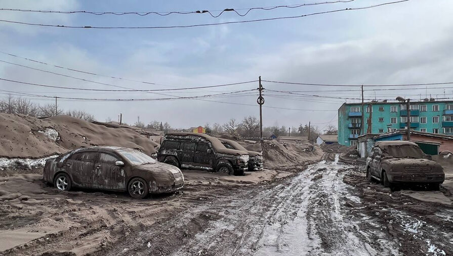 Колонну техники МЧС России направили в поселок Ключи после извержения вулкана