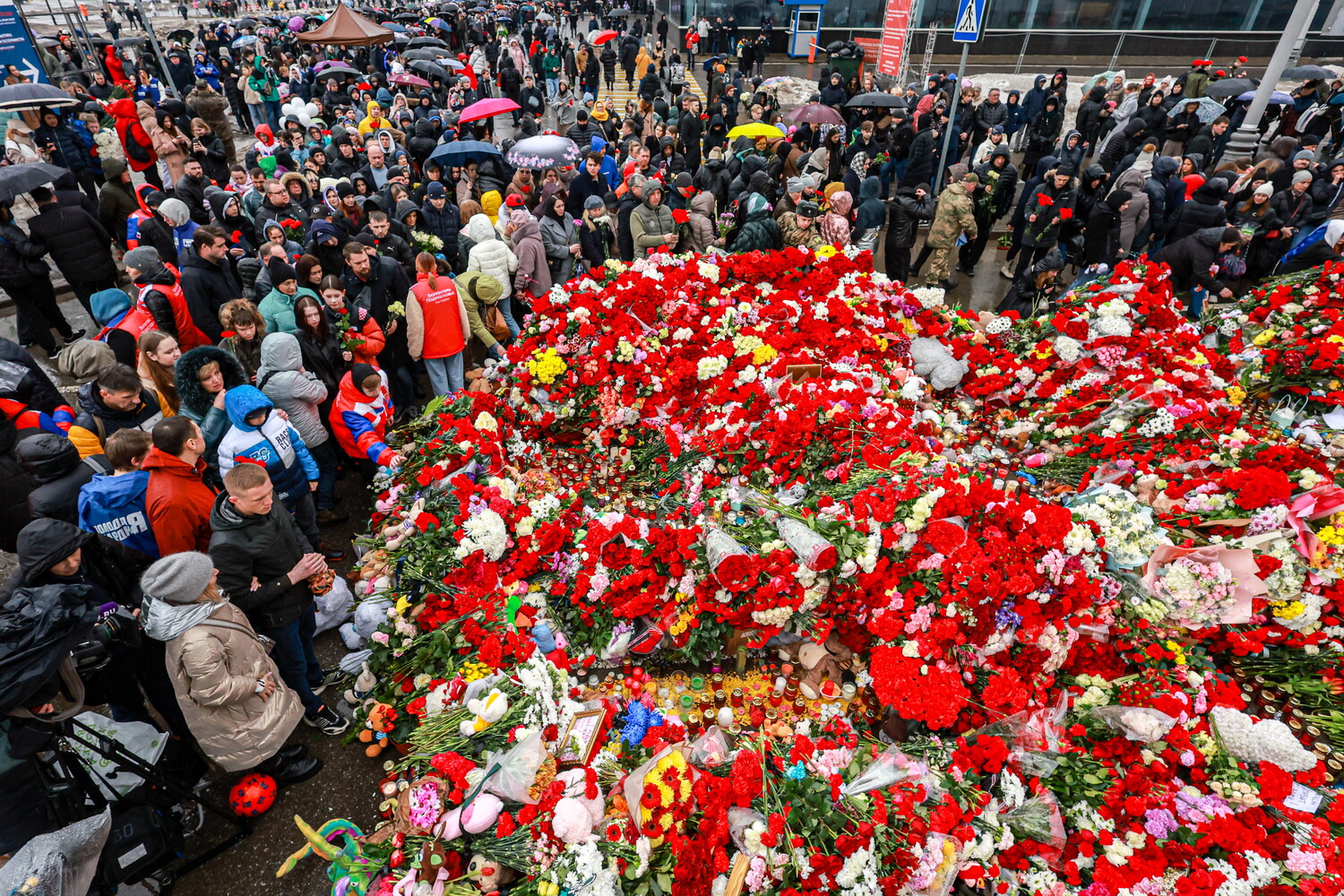 В России 24 марта начался общенациональный траур по жертвам теракта в  «Крокусе» - Газета.Ru