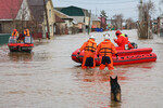 Эвакуация местных жителей из зоны подтопления в микрорайоне Старый город в Орске, 6 апреля 2024 года