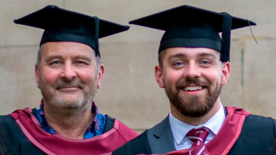 Мужчина окончил университет в один день со своим младшим сыном