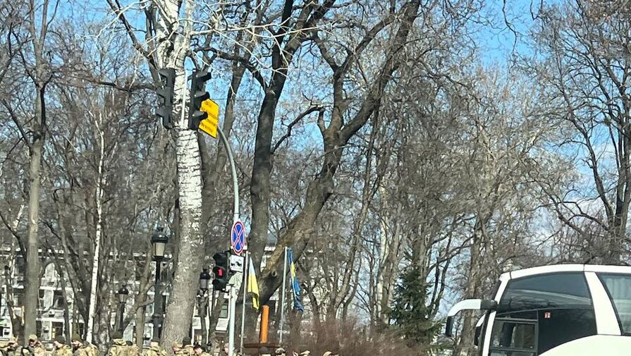 В правительственном квартале Киева заметили толпу силовиков