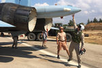 Российские летчики готовятся к посадке в истребитель Су-30 перед вылетом с аэродрома Хмеймим в Сирии