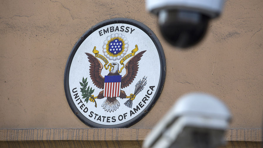 Герб США на здании посольства в Москве