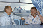 2003 год. Президент России Владимир Путин и Михаил Евдокимов во время прогулки на катере по реке Катунь