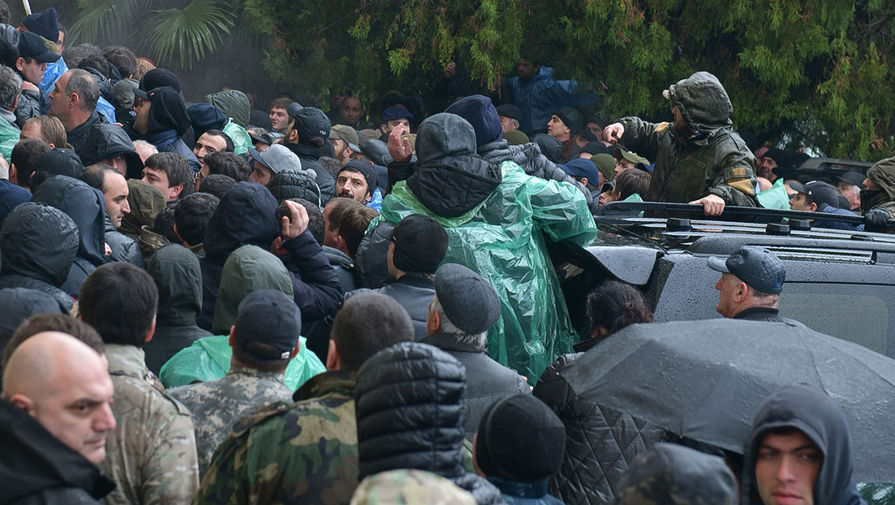 Протестующие около здания администрации президента Абхазии в Сухуме, 9 января 2019 года