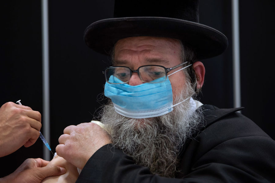 Вакцинация против коронавируса в&nbsp;синагоге города Бней-Брак, Израиль, 7 марта 2021 года