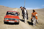 Кахи Кавсадзе объясняет дорогу водителю автомобиля на съемках фильма «Житие Дон Кихота и Санчо», 1986 год 