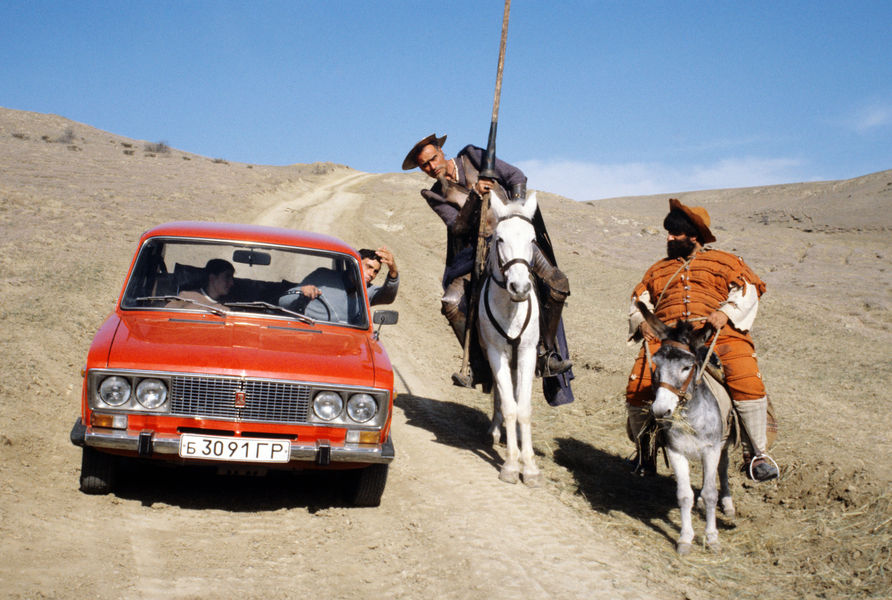 Кахи Кавсадзе объясняет дорогу водителю автомобиля на&nbsp;съемках фильма &laquo;Житие Дон Кихота и Санчо&raquo;, 1986 год 