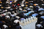 Верующие во время праздничного намаза по случаю праздника Курбан-байрам в Московской соборной мечети, 28 июня 2023 года