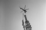 27 февраля 1981 года. Монтаж очередной царги с помощью вертолета